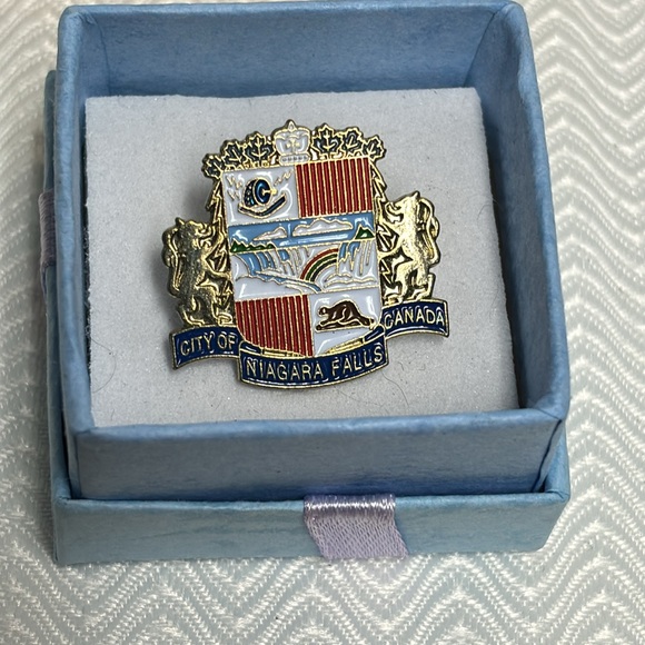 Niagara Falls lapel pin - Picture 3 of 3